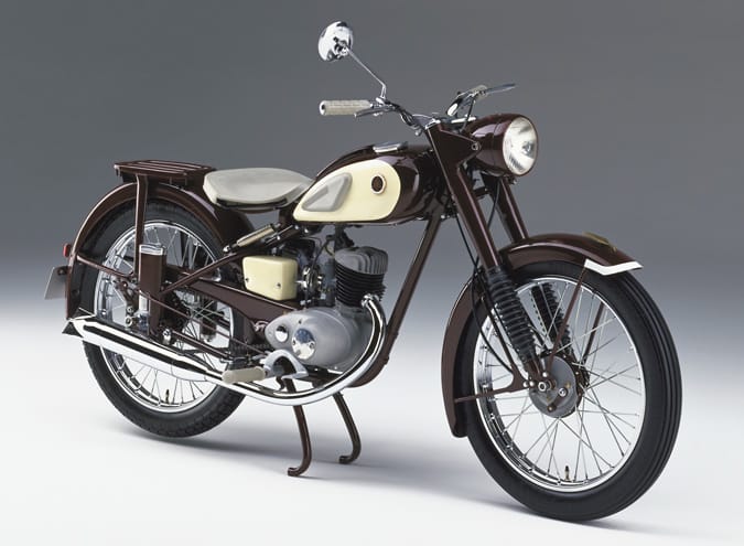 Yamaha कंपनीची सुरुवात कशी झाली? 4 1955 YA 1